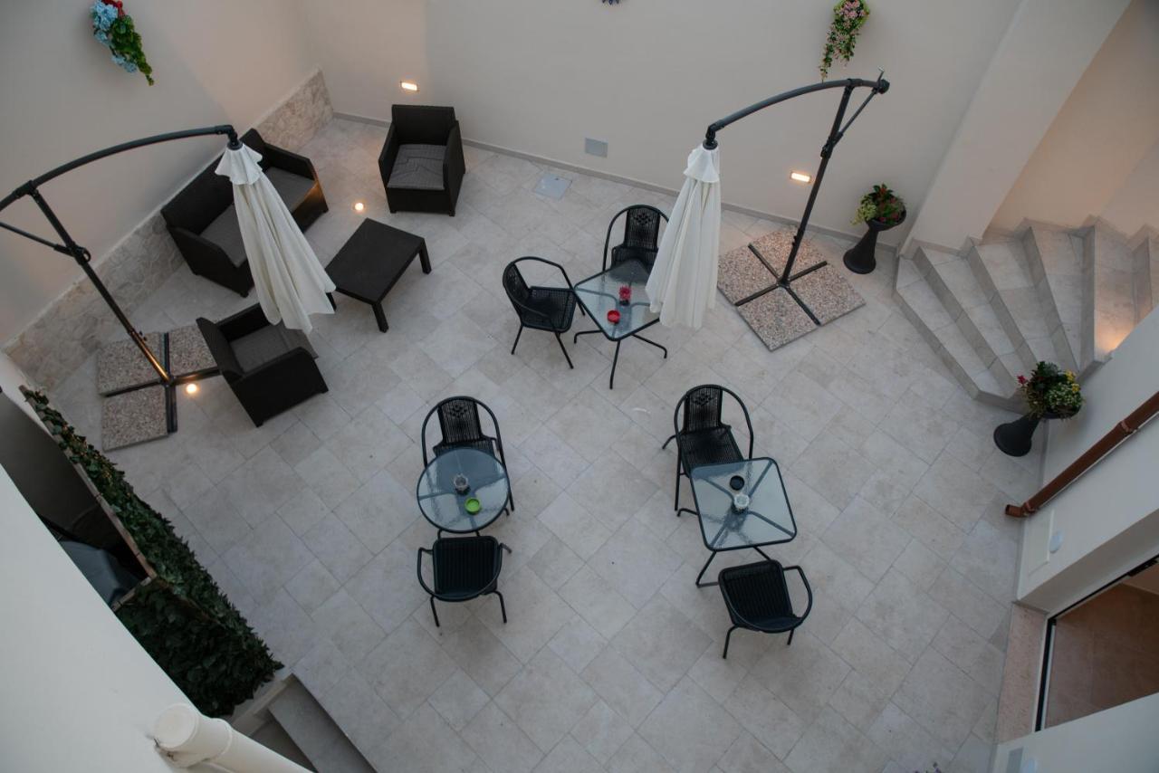 Camera Doppia Letti Singoli Senza Finestra Dimora Guerrieri Apartment Brindisi Bagian luar foto